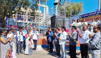 छिंदवाड़ा यशो:- संविधान निर्माता डॉ. आम्बेडकर द्वारा पंजीकृत संगठन भारतीय बौद्ध महासभा के तत्वाधान में भीमा कोरेगांव शौर्य दिवस समारोह का आयोजन छिन्दवाड़ा के डॉ. आम्बेडकर तिराहे पर महासभा के ट्रस्टी चेयरमेन डॉ.चन्द्रबोधी पाटिल के निर्देशानुसार किया गया इस अवसर पर सर्वप्रथम संविधान निर्माता डा.बाबा साहब आम्बेडकर की प्रतिमा पर माल्यार्पण भारतीय बौद्ध महासभा प्रदेश उपाध्यक्ष एड.रमेश लोखंडे , जिला उपाध्यक्ष एड.राजेश संागोडे ,संगठक वसंता सोमकुंवर ,एड.प्रशांत गजभिये ,भीमराव सोमकुंवर ,वंदना सोमकुंवर ,जयश्री सोमकुंवर ,ओमकार चौहान सहित कई उपासक उपासिका एवं भीम सैनिकों द्वारा किया गया तदुउपरांत प्रदेश उपाध्यक्ष एड.लोखंडे द्वारा पंचशील ध्वजारोहण कर सुजाता महिला संघ द्वारा सामूहिक बुद्ध वंदना की गयी ,।