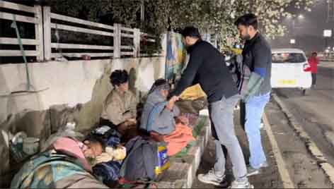 छिंदवाड़ा यशो:अखिल भारतीय जैन युवा फेडरेशन के साथ जीवताशा फाउंडेशन ने मध्य प्रदेश में सर्वोदय अहिंसा अभियान चलाकर वर्ष 2024 की विदाई एवं वर्ष 2025 का मंगलमय शुभारंभ कुछ अलग ही अंदाज में किया।इस अवसर पर छिंदवाड़ा में सर्वोदय अहिंसा के प्रदेश संयोजक एवं नगर पालिक निगम स्वच्छता ब्रांड एंबेसडर दीपक राज जैन ने अहिंसा प्रेमियों को एक पौधा मां लगाकर छिंदवाड़ा को स्वच्छ - स्वस्थ एवं सुंदर बनाने एवं प्लास्टिक रहित हो शहर अपना का संकल्प दिलाया।तो जीवताशा फाउंडेशन ने एक कंबल मेरा भी अभियान चलाकर संस्था के सचिव कार्तिक जैन, यमन जैन ने अपने साथियों के साथ जरूरतमंदों को सर्दी से बचने के लिए कंबल वितरित कर वर्ष 2025 के मंगलमय शुभारंभ की शुभकामनाएं दी।