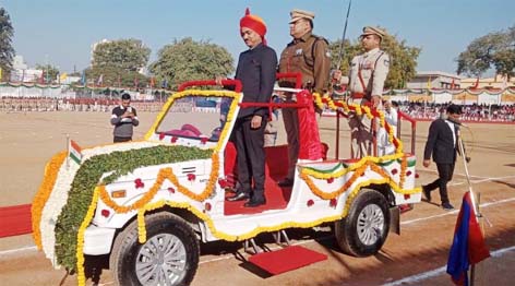 छिंदवाड़ा यशो:- 76वां गणतंत्र दिवस जिला मुख्यालय छिंदवाड़ा के पुलिस परेड ग्राउण्ड पर हर्षोल्लास और उमंग के साथ समारोहपूर्वक मनाया गया। कलेक्टर शीलेन्द्र सिंग ने स्थानीय पुलिस परेड ग्राउण्ड में आयोजित गणतंत्र दिवस समारोह में मुख्य अतिथि के रूप में ध्वजारोहण किया और परेड की सलामी ली । कलेक्टर शीलेन्द्र सिंग के ध्वजारोहण करते ही पुलिस परेड ग्राउण्ड जन-गण-मन अधिनायक, की गूंज से गुजांयमान हो उठा। इस अवसर पर कलेक्टर शीलेन्द्र सिंग ने नील गगन में हर्ष और खुशी के प्रतीक गुब्बारे छोड़े