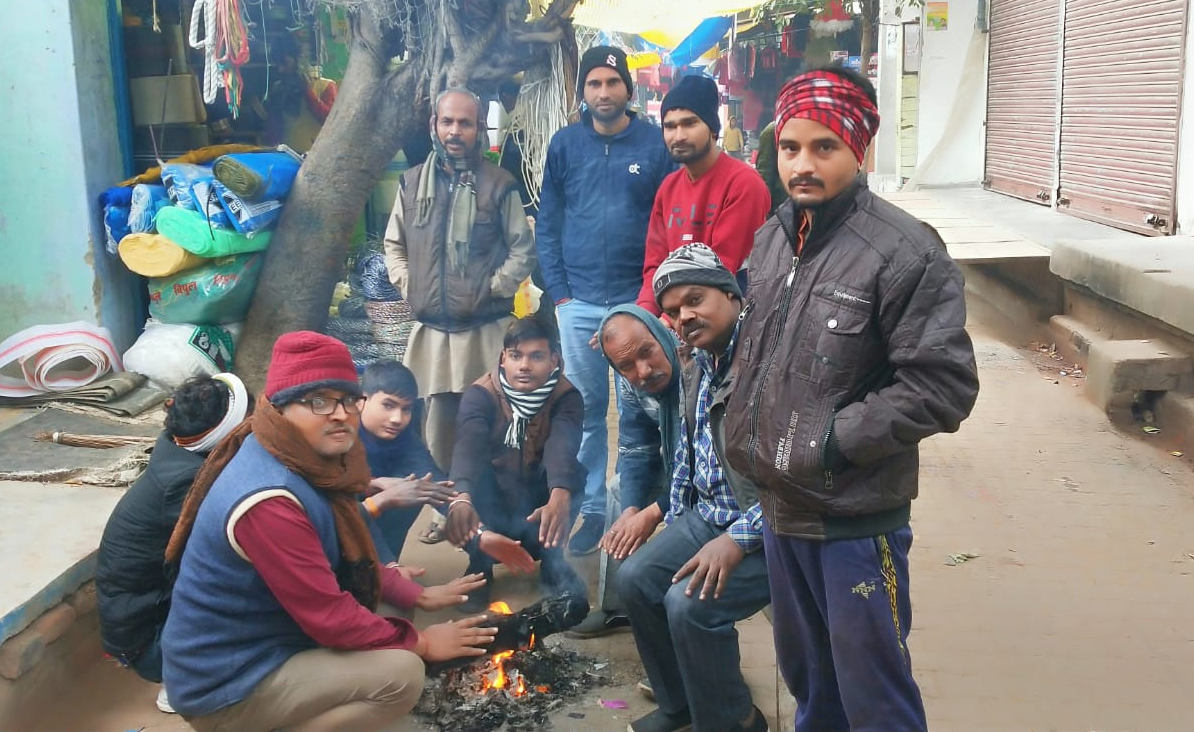 सिवनी यशो:- दिसंबर माह की समाप्ति के पूर्व दो दिन जिले में हुई बारिश और आसमान से बादलों का डेरा विदा होने के साथ ही तापमान में अचानक से गिरावट के साथ नये साल की शुरूवात हुई । इसके पूर्व ठंड का अहसास कम हो रहा था,दिसंबर माह के अंतिम सप्ताह के अंतिम दिनों में जिले सहित प्रदेश के अनेक हिस्सों में बारिश होने के बाद मौसम साफ होते ही ठंडी हवाओं ने हाड़ गलाने वाली ठंड का अहसास करा दिया ।