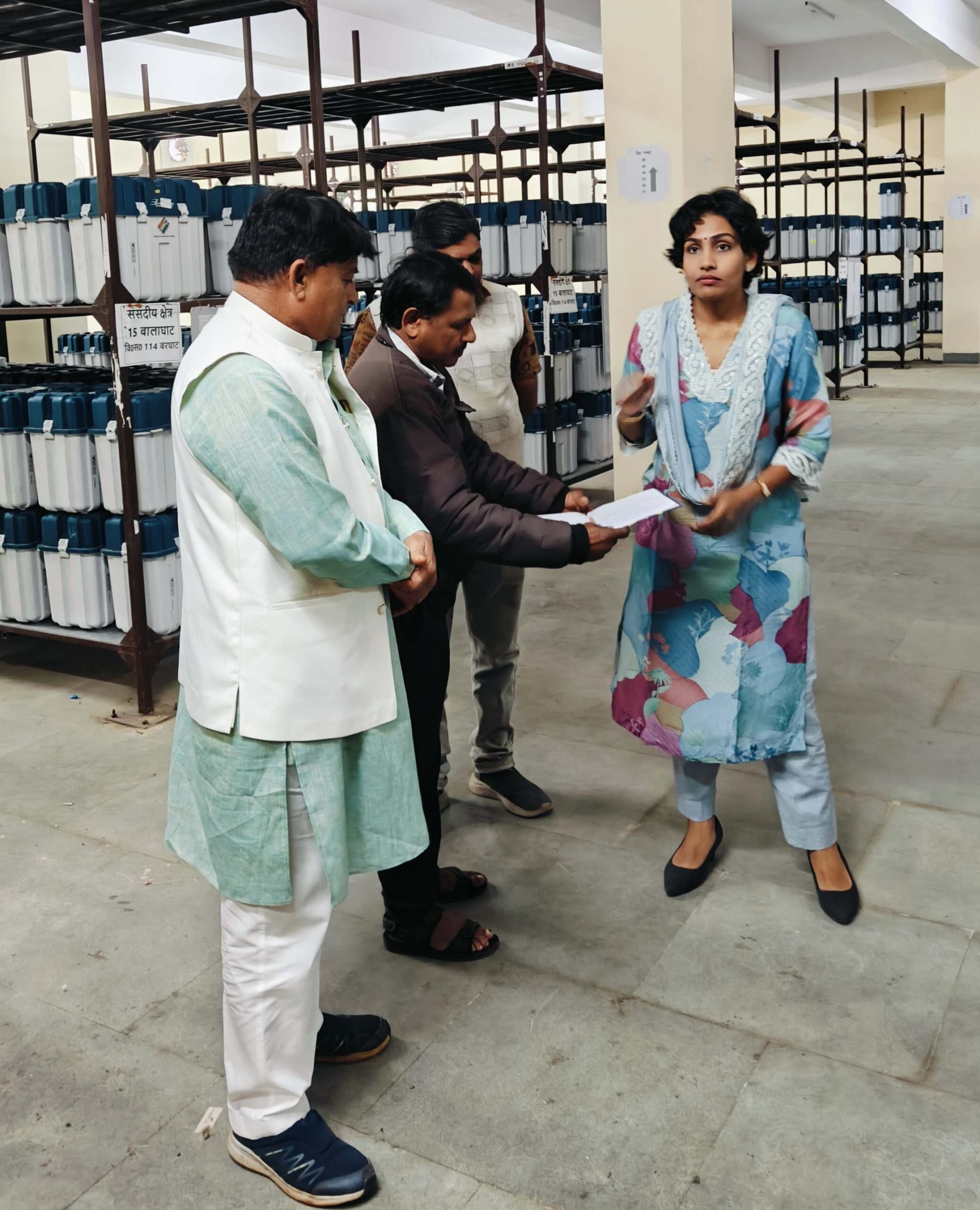 सिवनी यशो:-कलेक्टर एवं जिला निर्वाचन अधिकारी सुश्री संस्कृति जैन ने विगत दिवस को बिंझावाड़ा स्थित ईव्हीएम वेयर हाउस का निरीक्षण किया गया। निरीक्षण के दौरान राजनैतिक दलों के पदाधिकारियों एवं निर्वाचक शाखा के अधिकारी तथा कर्मचारियों की मौजूदगी रही।