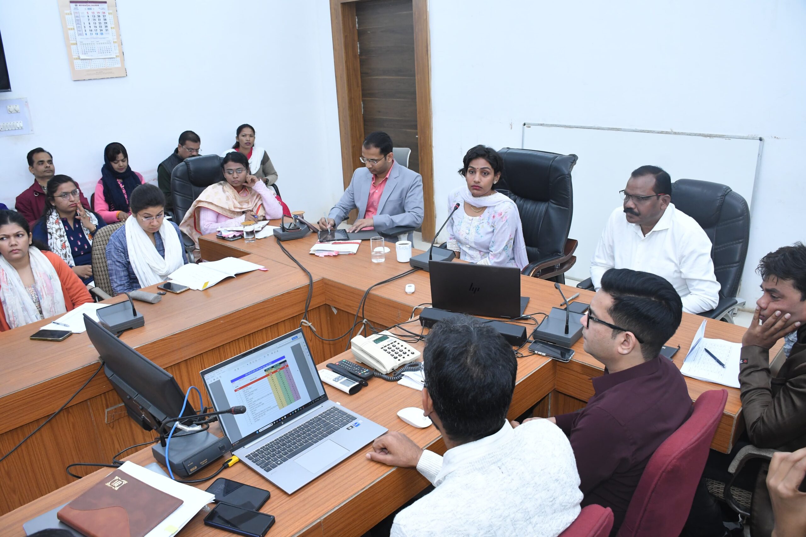 सिवनी यशो:- कलेक्टर सुश्री संस्कृति जैन की अध्यक्षता में सोमवार 27 जनवरी को कलेक्ट्रेट सभाकक्ष में समय-सीमा बैठक आयोजित हुई। बैठक में सीईओ जिला पंचायत श्री नवजीवन विजय, अपर कलेक्टर सी एल चनाप एवं अपर कलेक्टर सुश्री सुनीता खण्डायत सहित सभी विभागों के कार्यालय प्रमुख उपस्थित थे, वहीं खंडस्तरीय अधिकारी वीडियो कॉफ्रेंसिंग के माध्यम से बैठक में जुड़े थे।