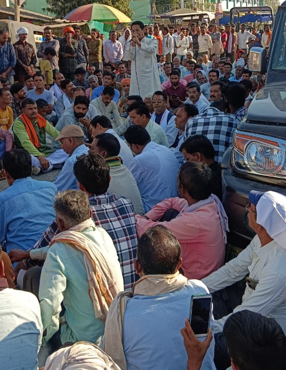 सिवनी यशो:-रबी फसल की सिंचाई के लिये किसानों को पानी नहीं मिलने से किसानों में भारी नाराजगी का बनी हुई है और किसान सड़को पर आकर आंदोलन कर रहे है । केवलारी - पलारी क्षेत्र के किसान पानी न मिलने से अपनी फसल बर्बाद होते देख रहे है और जलसंसाधन विभाग के अधिकारियों एवं प्रशासन से अपने जनप्रतिनिधियों के साथ आवेदन निवेदन कर रहे है परंतु किसानों की समस्या का समाधान नहीं हो रहा जिससे नाराज किसानों ने शुक्रवार को सिवनी-मंडला मार्ग पर चक्काजाम कर दिया । घंटों जाम से बिगड़ी स्थिती को सुधारने के लिये प्रशासनिक अधिकारी मौके पर पहुँचे और किसानों से चर्चा कर आंदोलन को शांत कराया गया ।