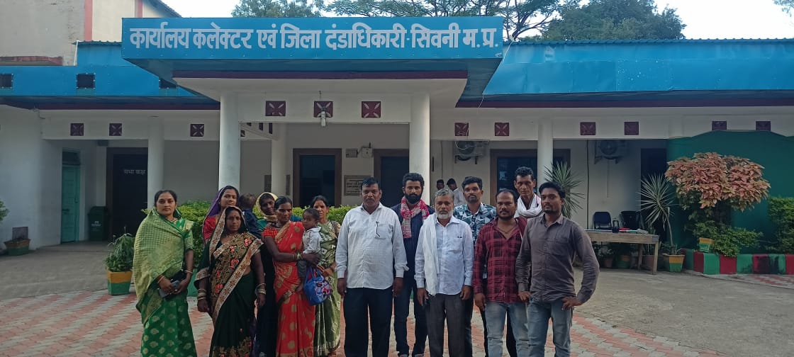सिवनी यशो:- मुख्य कार्यपालन अधिकारी ने जनपद पंचायत गंगई रैयत की सचिव शिवानी सिहोतिया को निलंबित कर दिया है । यहाँ बता दें कि शिवानी सिंहोतिया द्वारा ग्राम पंचायत के कार्यो के प्रति लापरवाही की जा रही थी जिसकी लंबे समय से ग्रामीण एवं ग्राम पंचायत के सरपंच द्वारा अनेकों शिकायते की गयी थी । शिकायत के आधार पर मुख्य कार्यपालन अधिकारी जनपद पंचायत छपारा द्वारा जाँच दल का गठन किया था । जाँच प्रतिवेदन में शिकायतो की सत्यता पाये जाने पर जनपद पंचायत के मुख्य कार्यपालन अधिकारी ने जिला पंचायत के मुख्य कार्यपालन को सचिव सिहोतिया के विरूद्ध कार्यवाही की अनुशंसा की थी । जनपद पंचायत के प्राप्त प्रतिवेदन के आधार के आधार पर मुख्य कार्यपालन अधिकारी जिला पंचायत सिवनी ने गंगई रैयत की सचिव कु. शिवानी सिहोतियों को निलंबित कर दिया है ।