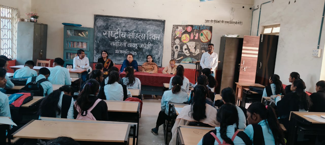 सिवनी यशो: प्रधानमंत्री कॉलेज आफ एक्सीलेंस सिवनी में मनाया गया राष्ट्रीय महिला दिवस म.प्र. शासन उच्च शिक्षा विभाग के शैक्षाणिक व सांस्कृतिक कैलेण्डर अनुसार आज दिनांक 13/02/2025 को राष्ट्रीय महिला दिवस का आयोजन प्राचार्य डॉ. रविशंकर नाग के कुशलमार्गदर्शन मे राजनीति शास्त्र विभाग द्वारा किया गया। राजनीति विभाग के विभागाध्यक्ष डॉ. ज्योत्सना नावकर ने राष्ट्रीय महिला दिवस पर नारियों के अधिकार के प्रति जागरूक रहने तथा नारी शक्ति को सरोजिनी नायडू से प्रेरणा ग्रहण करने की बात रखी।
