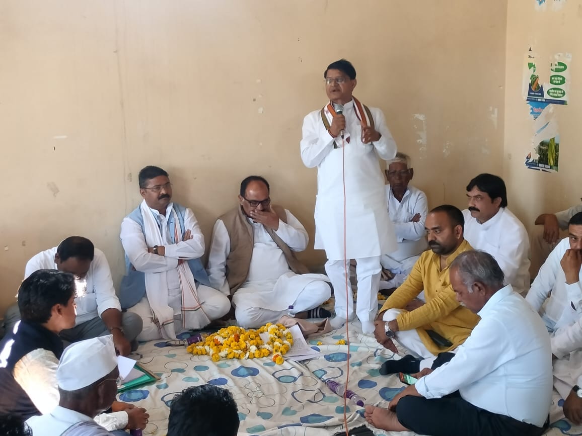 सिवनी यशो:- रविवार16 फरवरी को मध्य प्रदेश कांग्रेस कमेटी के निर्देश एवं जिला कांग्रेस कमेटी के मार्गदर्शन में केवलारी विधानसभा क्षेत्र के छपारा ब्लॉक एवं धनौरा ब्लॉक में अखिल भारतीय कांग्रेस कमेटी के सचिव एवं मध्य प्रदेश के सह प्रभारी पूर्व विधायक आनंद चौधरी की अध्यक्षता में विशिष्ट अतिथि मध्य प्रदेश कांग्रेस कमेटी के महामंत्री एवं सिवनी जिला प्रभारी विधायक सोहन वाल्मीकि, जिला कांग्रेस सहप्रभारी विवेक अवस्थी एवं कांग्रेस जिलाध्यक्ष राजकुमार खुराना की उपस्थिति केवलारी विधायक ठाकुर रजनीश सिंह ने कांग्रेस कार्यकत्ताओं की संगठनात्मक बैठक ली ।