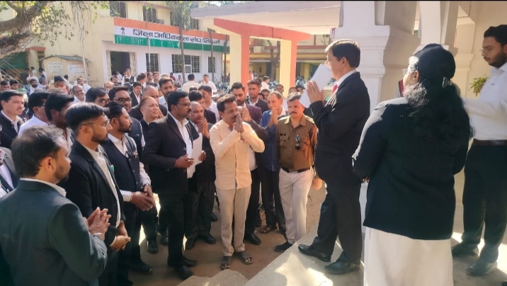 सिवनी यशो:- शुक्रवार २1 फरवरी को जिला अधिवक्ता संघ सिवनी के समस्त अधिवक्ता व्दारा महामहिम राष्ट्रपति महोदय,माननीय विधि एवं विधायी मंत्री भारत सरकार के नाम माननीय जिला एवं प्रधान न्यायाधीश एवं जिला कलेक्टर के माध्यम से ज्ञापन सौपा गया । विदित है कि अधिवक्ता अधिनियम में होने वाले प्रस्तावित संशोधन का देशभर के अधिवक्ताओं व्दारा व्यापक विरोध किया जा रहा है, इसी क्रम में आज जिला अधिवक्ता संघ सिवनी के अध्यक्ष रविकुमार गोल्हानी के आव्हान पर समस्त अधिवक्ताओं ने न्यायालयीन कार्य में काली पट्टी बांध कर अपना विरोध जताया ।