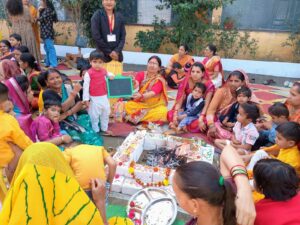 नन्हें बच्चों की जिव्हा पर अनार की कलम द्वारा शहद से ''ॐ" लिखकर हुआ विद्यांरभ संस्कार  - Seoni News