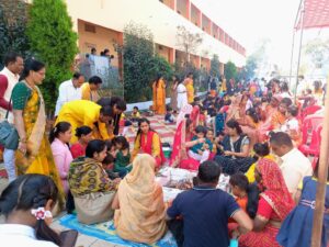 नन्हें बच्चों की जिव्हा पर अनार की कलम द्वारा शहद से ''ॐ" लिखकर हुआ विद्यांरभ संस्कार  - Seoni News
