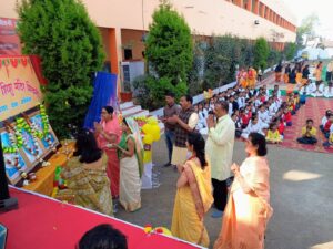 नन्हें बच्चों की जिव्हा पर अनार की कलम द्वारा शहद से ''ॐ" लिखकर हुआ विद्यांरभ संस्कार  - Seoni News
