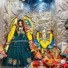 छिंदवाड़ा यशो:- श्री बड़ी माता मंदिर में नवनिर्माण जीर्णोद्धार प्रतिमा चालन विधि कार्यक्रम पूजन के अंतर्गत चतुर्थ दिवस में कार्यक्रम को मुख्य रूप से पंडित भगवताचार्य श्री राज तिवारी जी एवम् काशी से आए पुरोहितो के हस्ते देवी भगवती समस्त माताओं को पृथ्वी के अमूल्य प्राकृतिक द्रव्यों में जैसे फलों के रस , फूलों के रस , सोने का जल , रत्नों का जल , विभिन्न पत्तों का रस , गौ सिंग का जल , गौ मूत्र - गोबर जल , सागर जल , तीर्थों का जल , जंगली जानवरों की मिट्टियों का जल , वृक्ष छालों का जल , ऐसे अन्य अन्य प्रकार की 108 भूतल द्रव्यों के तहत जलाअभिषेक किया गया। जो कि मिश्रित द्रव्यों के तहत रात्रि में विशेष पूजन पंडाल विधि के अनुसार एक चौक पुरकर मंडप बनाया गया। जिसमें शास्त्र संबंध मटकियों का उनकी दिशाओं में अनुसार जमा कर विधिवत पूजन अर्चन करने के बाद रात्रि 3 बजे से ब्रह्म मूर्हत के विशेष समय में मंदिर ट्रस्ट के अध्यक्ष मुख्य यजमान संतोष सोनी जी सहपत्नी अभिषेक पूजन चालू किया गया।