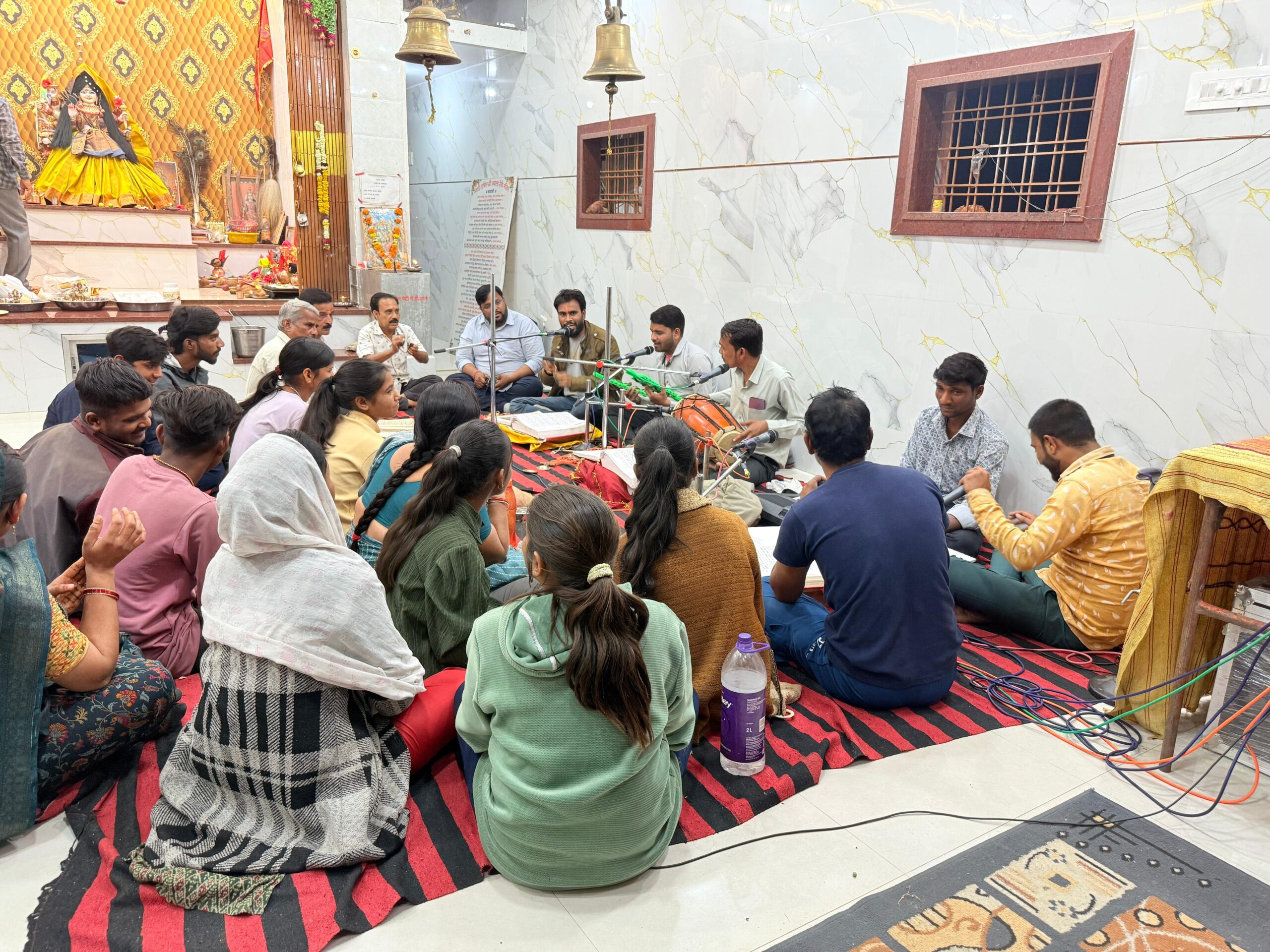 सिवनी यशो:- सिवनी नगर के उप नगरीय क्षेत्र भैरोगंज परतापुर रोड में स्थित श्री मां आदिशक्ति ज्वाला देवी सिद्ध पीठ मंदिर में लगातार 74 सप्ताह से प्रत्येक शनिवार को युवाओं एवं मातृशक्ति द्वारा सास्वर भक्तिमय सुंदरकांड एवं हनुमान चालीसा का पाठ किया जा रहा है । श्रद्धा एवं भक्ति के इस अनुपम संगम की विशिष्टता यह है कि इस साप्ताहिक मिलन के दौरान जागरूकता और तात्कालिक विषयों पर चर्चा भी की जाती है ।