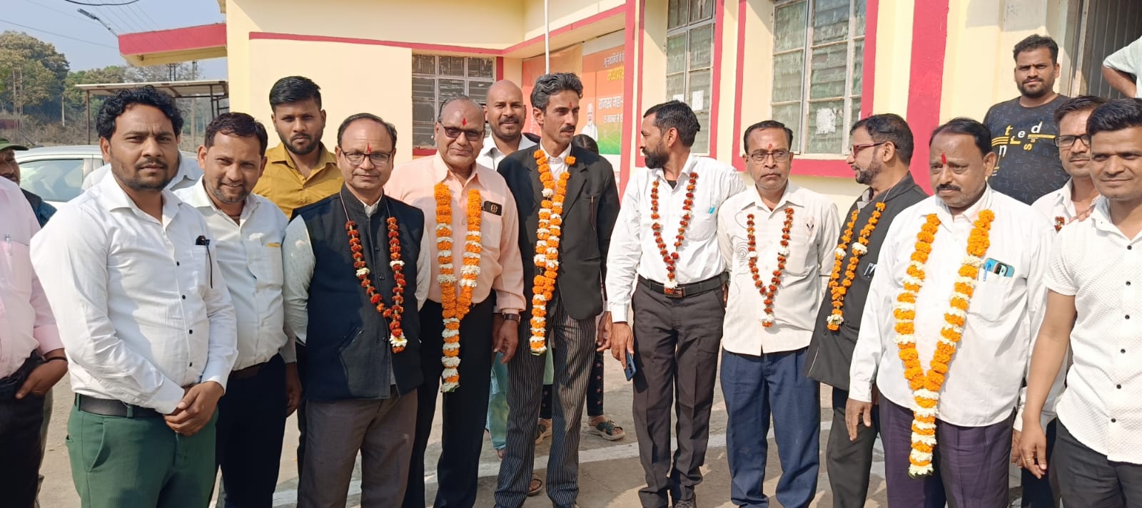 छपारा यशो:- दिनांक 01/02/2025 को अधिवक्ता संघ छपारा जिला सिवनी मध्य प्रदेश में अधिवक्ता संघ का चुनाव हुआ। जिसमें निर्वाचन अधिकारी के रूप में संजय बैस अधिवक्ता के निर्देशन में चुनाव संपन्न हुए। इस चुनाव में सभी पदाधिकारियों को निर्विरोध चुना गया
