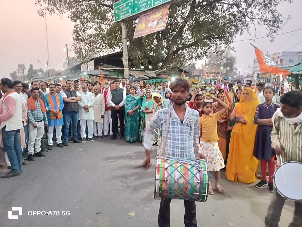 सिवनी यशो :- आज वट वृक्ष बने विशाल संगठन भारतीय जनता पार्टी का पौधा रोपण करने वाले ऋषि, कुशल संगठक, गरीबों के हित चिंतक, त्याग-तपस्या की प्रतिमूर्ति पंडित दीनदयाल जी उपाध्याय ने जिस विचारधारा का बीजारोपण किया था उसे विशाल स्वरूप देने में अनेक त्यागी और राष्ट्र को परम वैभव पर ले जाने की सद्भावना रखने वाले हमारे नेताओं ने अपना जीवन खपा दिया है उन्होंने बड़ा संघर्ष किया तब जाकर हमारा यह संगठन आज विश्व का सबसे बड़ा राजनैतिक संगठन बना है । इस संगठन को संभालना और इसकी गरिमा बनाये रखना हम सब की जिम्मेदारी है । इस आशय की बात भाजपा जिलाध्यक्ष श्रीमती मीना बिसेन ने अपने लखनादौन विधानसभा क्षेत्र के तीन दिवसीय प्रवास के दौरान लखनादौन एवं आदेगांव मंडल में कार्यकत्र्ताओं को संबोधित करते हुये कही ।