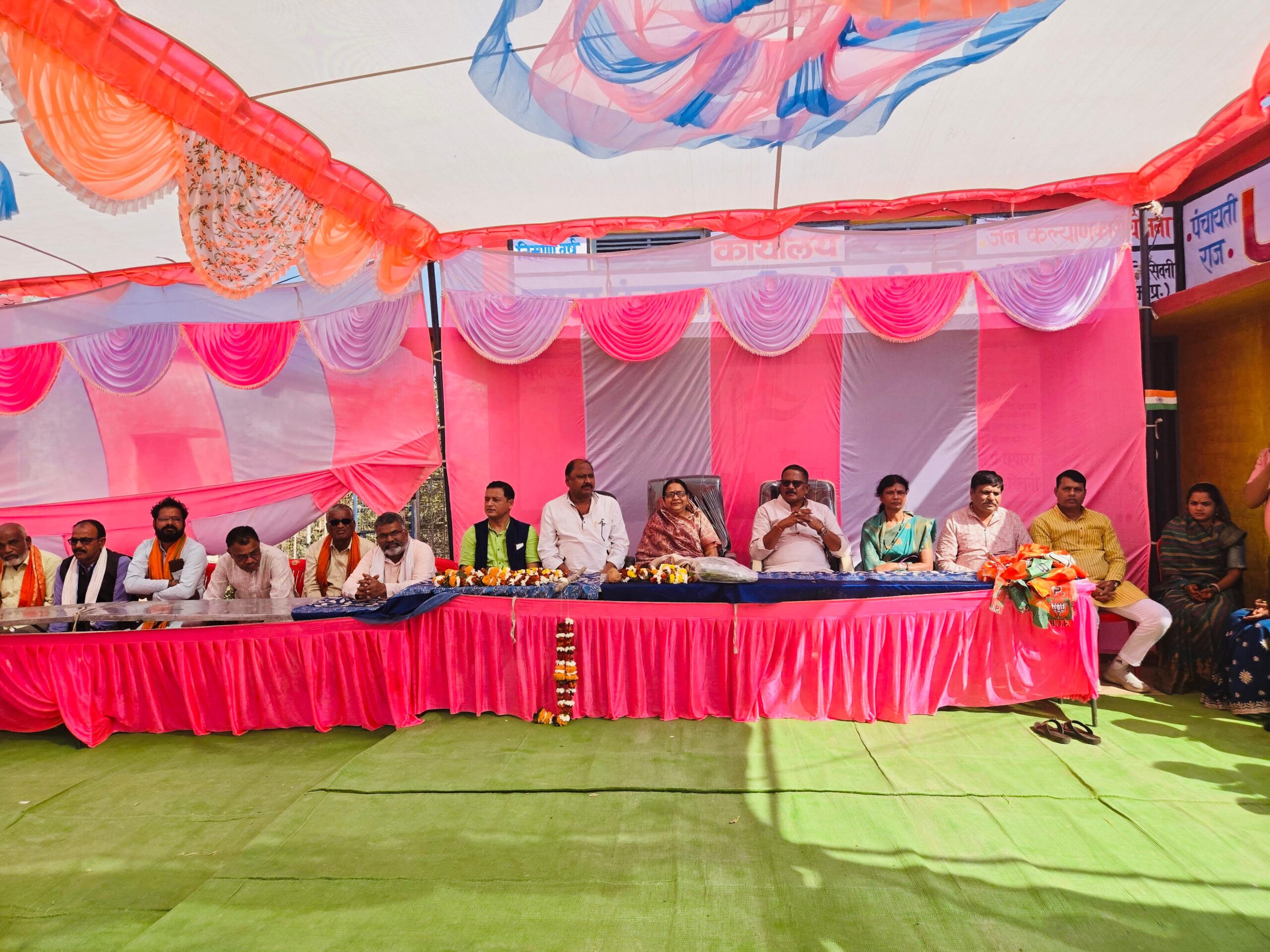 सिवनी यशो:- भारतीय जनता पार्टी आमजनों की उम्मीदों का राजनैतिक दल है, जनता को भरोसा है कि भाजपा आम जनता के हितो को दृष्टिगत रखें और देश के बड़े जनसमुदाय ने भाजपा पर भरोसा कर देश सहित अधिकांश राज्यों में भाजपा को सत्ता सौंपी है । हमारे नेतृत्व और नीतियों पर जनता का जो भरोसा है वह कायम रखने के लिये हम सबको मिलकर पार्टी की ताकत बनना है । इस आशय की बात भाजपा जिलाध्यक्ष श्रीमती मीना बिसेन ने अपने सिवनी विधानसभा क्षेत्र के दो दिवसीय प्रवास के दौरान चमारी, बीजादेवरी एवं मुंगवानी मंडल में कार्यकत्र्ताओं को संबोधित करते हुये कही ।