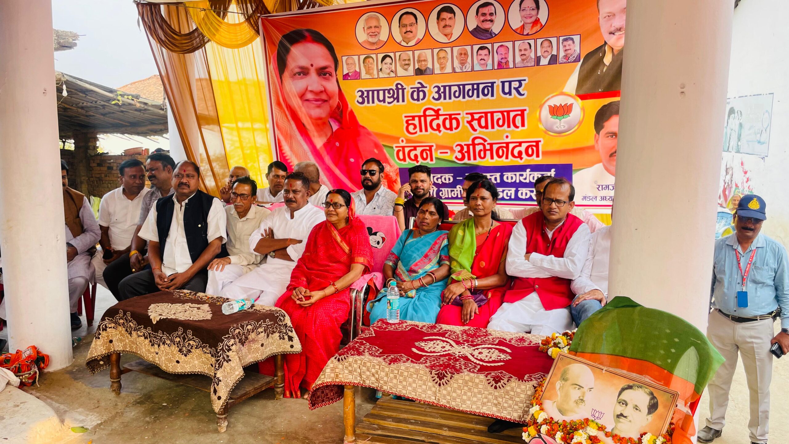 सिवनी यशो:- भारतीय जनता पार्टी आम जनता का राजनैतिक दल है यह किसी परिवार या व्यक्ति विशेष का संगठन नहीं है । भाजपा का जो विशाल स्वरूप दिखाई दे रहा है वह एक एक कार्यकत्र्ता की मेहनत का परिणाम है और कोई भी कार्यकत्र्ता संगठन और सत्ता के शीर्ष पर पहुँच सकता है, यह केवल भाजप में ही संभव है । भाजपा का लक्ष्य राष्ट्र के गौरव को बढ़़ाना है और उसी केन्द्रित लक्ष्य से भाजपा निरंतर काम कर रही है । भाजपा के लिये सत्ता सेवा का माध्यम है इस आशय की बात भाजपा जिलाध्यक्ष श्रीमती मीना बिसेन ने सिवनी विधानसभा के दो दिवसीय प्रवास के दौरान बंडोल एवं करकोटी मंडल के प्रवास के दौरान कही ।