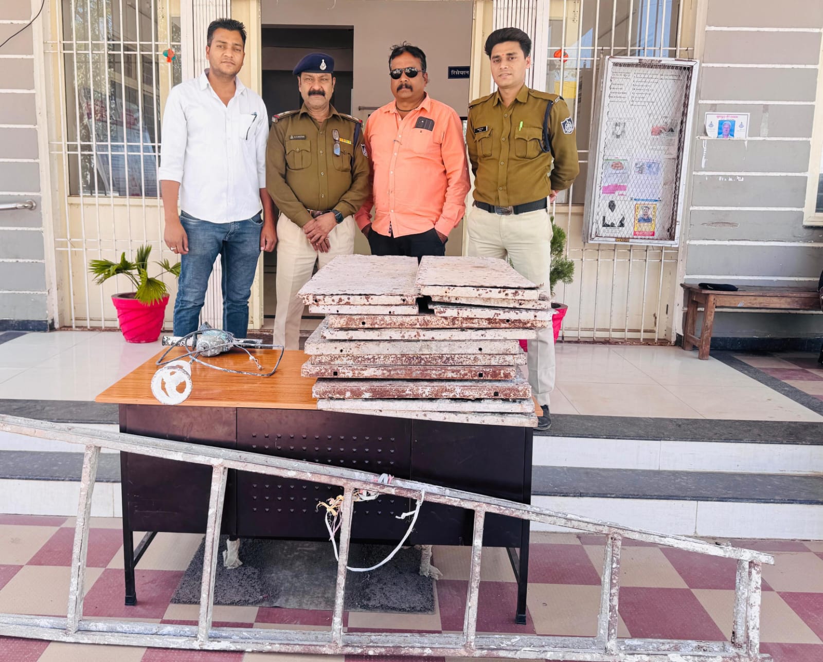 सिवनी यशो:- विगत काफी दिनो से थाना कोतवाली के बारापत्थर क्षेत्र में नवनिर्मित मकानों से सामान बोरी जाने की सूचना मिलने पर चोरी की घटनाओं पर अंकुश एवं नियंत्रण करने के लिये वरिष्ठ अधिकारियों के निर्देश एवं मार्गदर्शन में कोतवाली प्रभारी सतीश तिवारी के नेतृत्व में टीम गठित की गई।