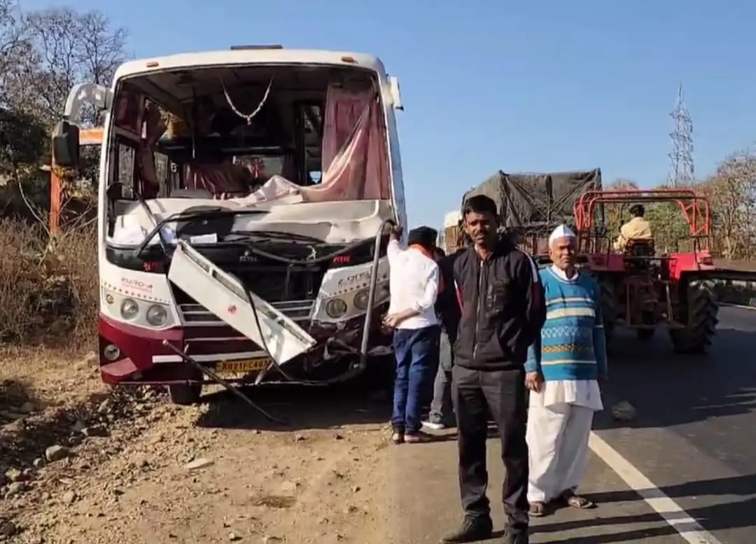 सिवनी यशो:- सिवनी जिले के छपारा थाना क्षेत्र में राष्ट्रीय राजमार्ग 44 पर बंजारी घाट के पास एम्बूलेंस एवं बस की आमने सामने की टक्कर में एम्बूलेंस चालक की मौत हो गयी । नागपुर से कटनी लौट रही एम्बुलेंस और महाराष्ट्र के हिंगनघाट से प्रयागराज महाकुंभ जा रही यात्री बस की आपस में टक्कर हो गई। हादसे में एम्बुलेंस ड्राइवर कृष्ण कुमार की मौके पर ही मौत हो गई, जबकि बस में सवार 52 तीर्थयात्री बाल-बाल बच गए। घटना शनिवार सुबह 3 बजे की है।