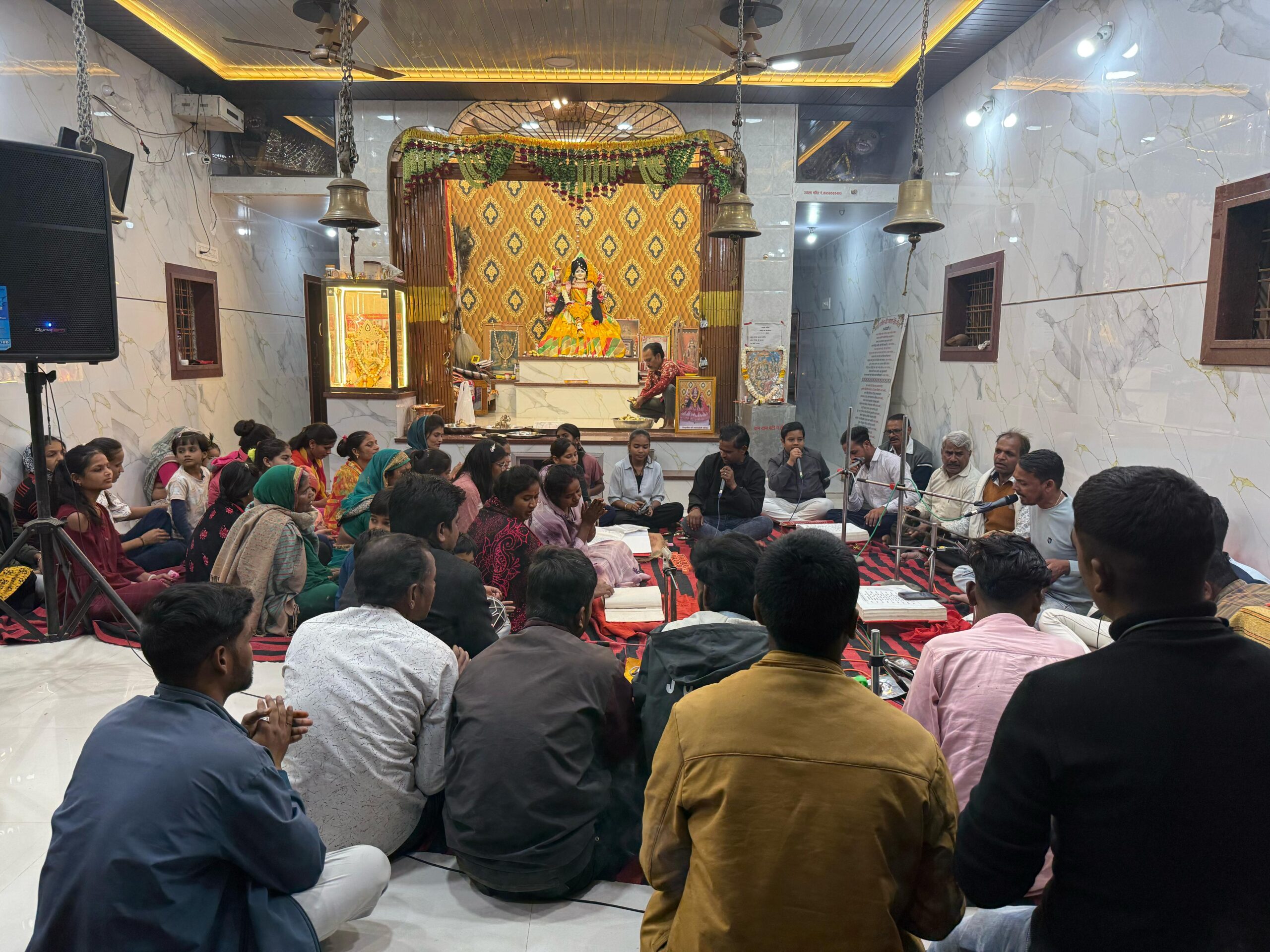 सिवनी यशो:- भैरोगंज परतापुर रोड में स्थित आदिशक्ति ज्वाला देवी सिद्ध पीठ आस्था और श्रद्धा का प्रमुख ऐसा केन्द्र बन गया है कि श्रद्धा भक्ति और आस्थावान इस मंदिर में अपनी मनोकामना पूर्ति के साथ मानसिक और आत्मिक शांति के लिये बड़़ी संख्या में विश्वास के साथ पहुँच रहे है और उनका विश्वास भी माँ ज्वाला देवी के आशीर्वाद से दृढ़़ हो रहा है । इस शक्ति पीठ में भक्ति और श्रद्धा के साथ हर शनिवार को सुंदरकांड एवं हनुमान चालीसा का संगीतमय पाठ किया जाता है, यह क्रम पिछले 76 सप्ताह से निरंतर किया जा रहा है । सुंदरकांड और हनुमान चालीसा के पाठ के साथ समाज के बीच सकारात्मक विचारों का प्रेषित करने का भी यह प्रमुख केन्द्र के रूप में पहचान बना रहा है । 