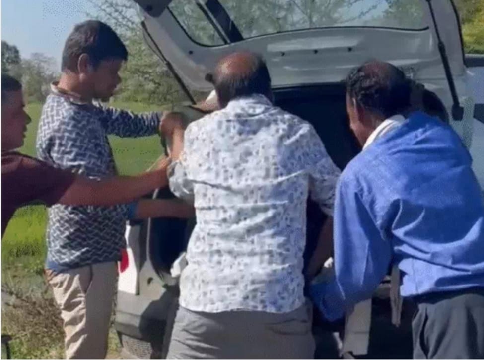 सिवनी यशो:- किसान से दुव्र्यवहार करने के मामले में भीमगढ़ दांयी तट नहर उपसंभाग कमांक-3 कान्हीवाड़ा में प्रभारी अनुविभागीय अधिकारी श्रीराम बघेल को प्रमुख अभियंता जल संसाधन विभाग ने निलंबित कर दिया है और निलंबन के दौरान उनका मुख्यालय नर्मदापुरम निर्धारित किया है ।