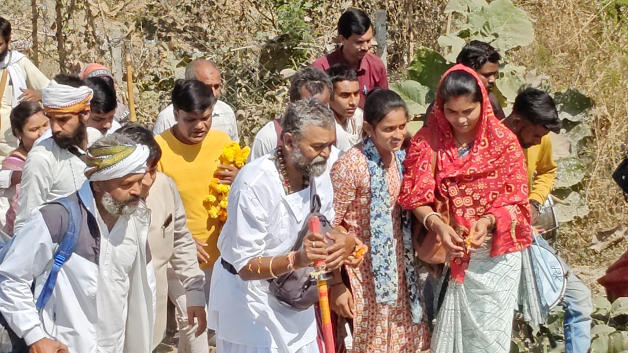 सिवनी यशो:- करुणाधाम आश्रम भोपाल से पीठाधीश्वर गुरु सुदेश शांडिल्य अपने पद यात्रादल के साथ बीते दिवस लखनादौन पहुंचे जहां दल का गाजे बाजे से उपस्थित जनों द्वारा स्वागत किया गया तत्पश्चात नगर वन लखनादौन में वन विभाग,नगर परिषद,एवं जन अभियान परिषद लखनादौन के द्वारा आयोजित पौधारोपण कार्यक्रम में भाग लेकर पौधारोपण किया एवं उपस्थित कार्यकर्ताओं को पौधों का संरक्षण की शपथ दिलायी एवं मां नर्मदा परिक्रमा यात्रा के अनुभव साझा किए ।