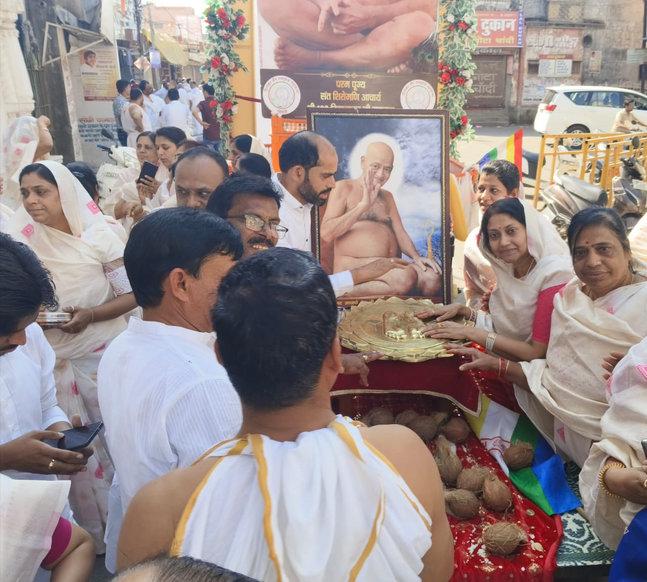 प्रथम समाधि पुण्य स्मृति दिवस पर सिवनी जेन मंदिर में आचार्य श्री के चरण चिन्हों की हुई प्रतिष्ठा | Dainik Yashonnati प्रथम समाधि पुण्य स्मृति दिवस पर सिवनी जेन मंदिर में आचार्य श्री के चरण चिन्हों की हुई प्रतिष्ठा - Seoni News