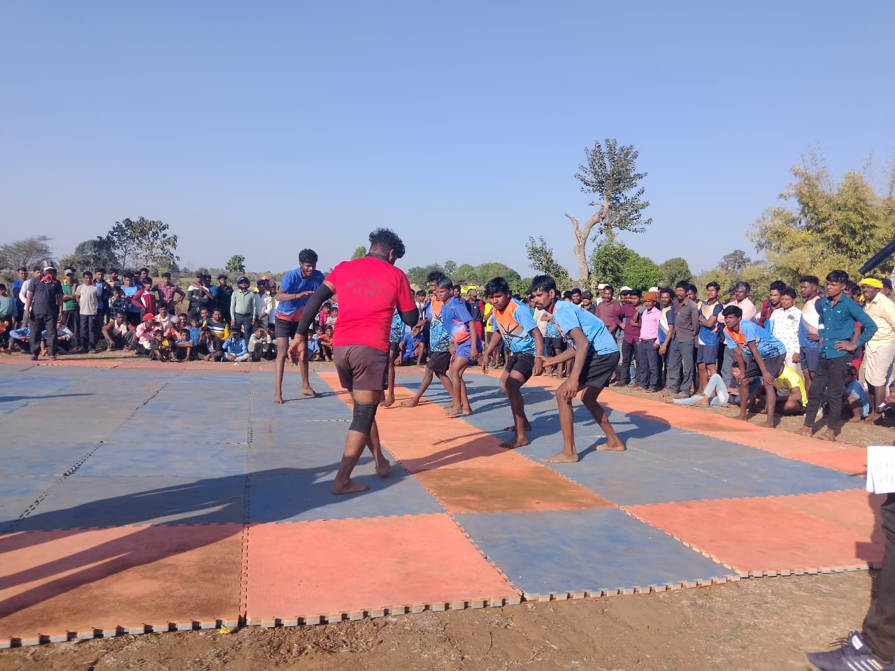 मंडला यशो:- नेताजी सुभाषचंद्र बोस बालिका छात्रावास खलौड़ी विकासखंड मवई में 10 फरवरी को रात्रि में हुई पत्थरबाजी एवं एकीकृत माध्यमिक शाला खलौड़ी के शिक्षकों द्वारा छात्राओं के साथ अनुचित व्यवहार की शिकायत के संबंध में जाँच की गई। जांच प्रतिवेदन के आधार पर एकीकृत माध्यमिक शाला खलौड़ी के प्राथमिक शिक्षक कोमल सिंह कुशराम एवं श्रीमती रम्मी सार्वे (माहिश्वरी) को नोटिस जारी किए गए थे।