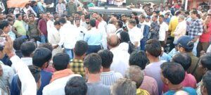 सांसद फग्गनसिंह कुलस्ते और विधायक रजनीश पर जमकर बरसे किसान, किया चका जाम - Seoni News