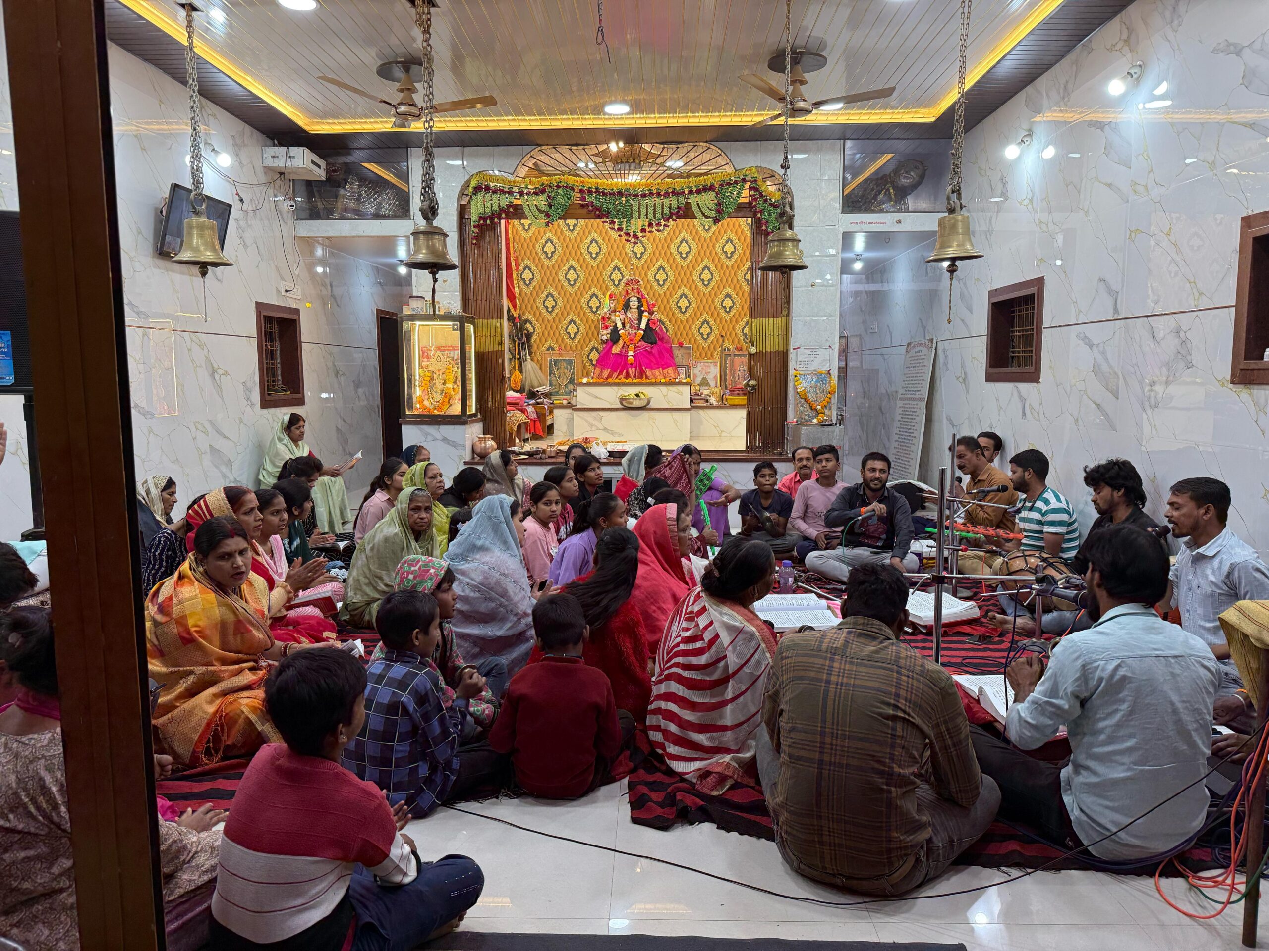 धर्म और आस्था के इस केन्द्र में विद्यार्थी हनुमान जी की उपासना कर अपने मन को एकाग्र कर रहे है । इस धार्मिक स्थान से  संदेश दिया गया और मोबाइल के अधिक उपयोग न करने की सलाह बहुत असरकारक रही है मंदिर में सुंदरकांड एवं हनुमान चालीसा में विद्यार्थी वर्ग की संख्या में आशातीत वृद्धि इस संदेश के सकारात्मक असर को दर्शा रहा है । सुंदरकांड एवं हनुमान चालीसा पाठ के 77 वें सप्ताह विद्यार्थियों की उपस्थिती बहुत अधिक रही । 