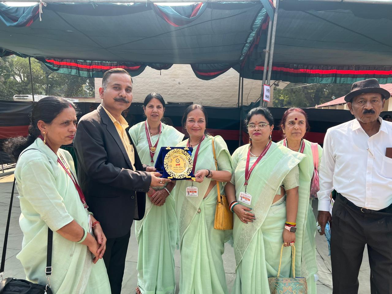 सिवनी यशो :- 8 राजपूताना राइफल्स आर्मी केंट कानपुर में आयोजित गरिमामय कार्यक्रम देश की वीर नारी में मातृ शक्ति संगठन को ससम्मान कानपुर आमंत्रित किया गया जहाँ संगठन की टीम पहुँची। ज्ञात हो कि संगठन विगत 17 वर्षों से शहीदों के परिजनों के हितार्थ एवं देश के सुरक्षा बलों की हौसला अफजाई में जुटा हुआ है। संगठन के इस कार्य की सराहना अब मध्यप्रदेश में ही नहीं पूरे देश मे भी पहचान बना चुकी है। ब्रिगेडियर शब्बारुल हसन , ब्रिगेडियर स्क्कस् राउतेला , कर्नल सुनील नांदल के विशेष गरिमामयी आतिथ्य में संगठन को सम्मानित किया गया जहाँ ब्रिगेडियर शब्बारुल हसन ने कहा मातृ शक्ति संगठन मध्यप्रदेश से रूबरू होकर ऐसा लगा कि इनका सम्मान तो बहुत पहले हो जाना चाहिए था।