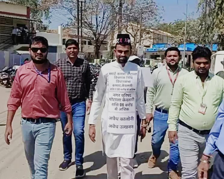 सिवनी यशो :- सिवनी जिला कलेक्टर की हर मंगलवार को होने वाली नियमित जनसुनवाई में केवलारी के संजीत बघेल नामक युवक ने अपनी बात को प्रभावी तरीके से रखने का जो तरीका अपनाया वह मीडिया जगत की सुर्खियों में सरीख हो गया । संजीत बघेल अपने पूरे शरीर में शिकायतो को चिपकाकर कलेक्टर की जनसुनवाई में पहुँचे जिससे सभी की नजरे केवल उन पर जाकर टिक गयी । संजीत बघेल का कहना था कि अनेक विभागो में जमकर भ्रष्टाचार और अनियमित्ताएँ हो रही है, जिसकी उनके द्वारा जिला कलेक्टर के साथ अन्य संबंधितों को शिकायते की गयी परंतु आज दिनांक तक उन शिकायतो पर कोई कार्यवाही नहीं हुई जिससे उन्हें यह तरीका अपनाना पड़ ।