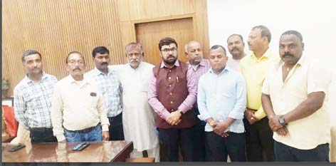 छिंदवाड़ा यशो:- गत दिवस भारतीय मजदूर संघ जिला समिति के पदाधिकारी तथा भारतीय कोयला खदान मजदूर संघ पेंच कन्हान के पदाधिकारी एवं कार्यकर्ता की एक संयुक्त प्रतिनिधि मंडल ने क्षेत्रीय सांसद श्री विवेक बंटी साहू के परासिया रोड़ स्थित कार्यालय में भेंट कर पांढुर्णा एवं छिन्दवाड़ा जिले से संबंधित औद्योगिक क्षेत्र से संबंधित समस्याओं के संबंध में चर्चा कर निराकरण हेतु सांसद का ध्यानाकर्षित करवाया।