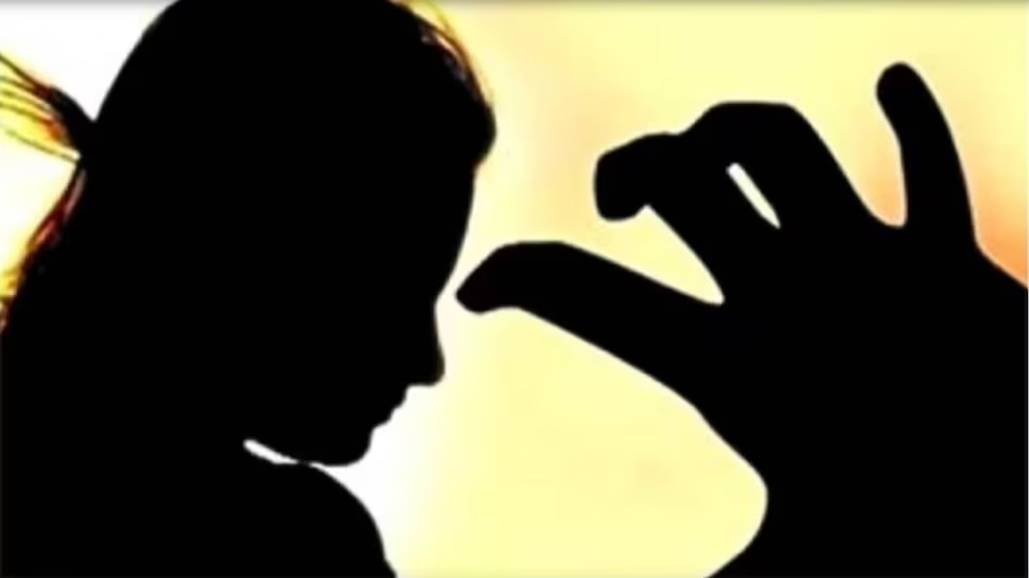 छिन्दवाड़ा यशो:- शादी का प्रलोभन देकर अवैध संबंध बनाने वाले नगर निगम के स्वच्छता एम्बेसडर पर देहात पुलिस ने बलात्कार का मामला दर्ज कर लिया है। युवती की शिकायत पर बयान के बाद पुलिस द्वारा बलात्कार की धाराओं के तहत मामला पंजीबद्ध कर आरोपी को गिरफ्तार किया गया है।