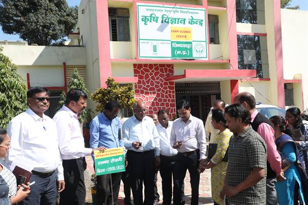 छिंदवाड़ा यशो:- कलेक्टर शीलेन्द्र सिंह ने जवाहरलाल नेहरू कृषि विश्वविद्यालय के अंतर्गत संचालित उद्यानिकी महाविद्यालय, आंचलिक कृषि अनुसंधान केंद्र और कृषि विज्ञान केंद्र का भ्रमण किया। इस दौरान उन्होंने इन केंद्रों की विभिन्न प्रदर्शन इकाइयों का अवलोकन किया।