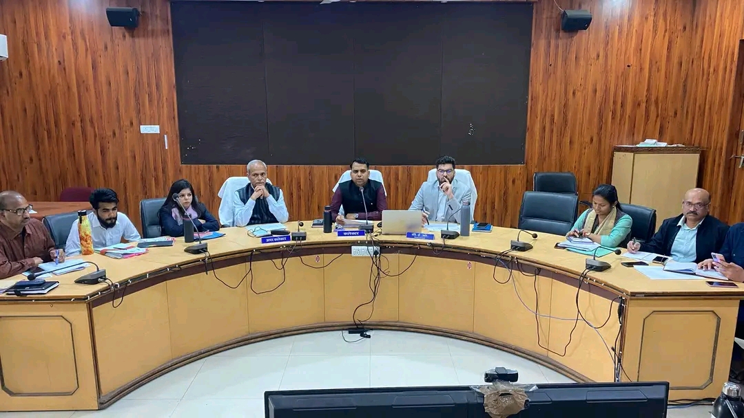 मंडला यशो:- समय-सीमा एवं विभागीय समन्वय समिति की बैठक में कलेक्टर सोमेश मिश्रा ने सीएम हेल्पलाईन की विस्तार से समीक्षा करते हुए कहा कि 3 दिवस में अधिक से अधिक प्रकरणों का संतुष्टिपूर्वक निराकरण सुनिश्चित करें। ऐसे विभाग जिनकी सीएम हेल्पलाईन पेंडेंसी अधिक संख्या में है वे सभी प्राथमिकता के साथ प्रकरणों का निराकरण करें एवं जिले की रैंकिंग को बेहतर बनाएं। उन्होंने कहा कि 50 दिवस से अधिक समय से लंबित प्रकरणों पर फोकस करें। बैठक में सीईओ जिला पंचायत श्रेयांश कूमट, अपर कलेक्टर राजेन्द्र कुमार सिंह, संयुक्त कलेक्टर जेपी यादव एवं हुनेन्द्र घोरमारे, डिप्टी कलेक्टर श्रीमती क्षमा सराफ सहित समस्त एसडीएम तथा संबंधित अधिकारी उपस्थित थे।