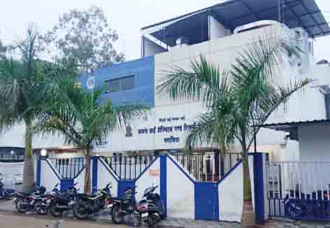छिंदवाड़ा यशो:- परासिया। लायंस आई हॉस्पिटल परासिया में मोतियाबिंद के ऑपरेशनों को लेकर फर्जीवाड़े के आरोप में लायंस सेवा समिति के सात सदस्यों पर धोखाधड़ी एवं गबन का मामला परासिया थाने में गत 10 जनवरी को दर्ज किया गया है। वहीं जिला कलेक्टर के आदेश पर अस्पताल के डायरेक्टर अनिल जैन को तहसीलदार ने फर्जीवाड़े की 2 करोड़ 4 लाख 6818 रुपए की राशि जमा नहीं करने पर कुर्की का जो आदेश जारी किया था, उसे लेकर सदस्यों की गिरफ्तारी एवं कुर्की पर उच्च न्यायालय जबलपुर ने रोक लगा दिया है।आज यह जानकारी लायस अस्पताल के अध्यक्ष पिंकेश पटोरिया ने पत्रकार वार्ता में दी। हालांकि एफआईआर दर्ज हुए एक महीने से ज्यादा का समय बीत गया है लेकिन पुलिस ने किसी भी आरोपी की गिरफ्तारी नहीं की है।