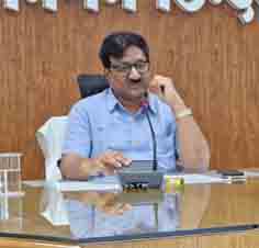 छिंदवाड़ा यशो:- नगर निगम आयुक्त चंद्रप्रकाश राय ने गुरुवार को निगम सभाकक्ष में राजस्व समीक्षा की बैठक ली। वित्तीय वर्ष 2024-25 की समाप्ति को एक माह का समय शेष है, जिसे देखते हुए निगमायुक्त ने होली को छोड़कर मार्च के अन्य सभी अवकाश दिनों शनिवार एवं रविवार को भी सभी जोन के वसूली काउंटर खोलने के निर्देश दिए।
