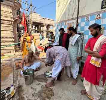 श्री बड़ी माता मंदिर जीर्णोद्धार : प्रतिमा चालन विधि हुई आरंभ | Dainik Yashonnati छिन्दवाड़ा यशो:- जिले की प्रमुख आस्थास्थली श्री बड़ी माता मंदिर में पंचदिवसीय जीर्णोद्धार प्रतिमा चालन विधि की शुरुआत विधिवत तरीके से की गई। इस दौरान बुधवार प्रात: काल 3 बजे से मातारानी के सेवादारों के द्वारा सभी प्रतिमाओं का अभिषेक जिसमें दूध दही घी मधु शक्कर के साथ माई का अभिषेक किया गया। इसके पश्चात मातारानी के दिव्य मंत्रजाप 1008 अर्चन पूजन की विधि का कार्यक्रम रखा गया। जिसमें काजू किशमिश बादाम के साथ मातारानी का अर्चन मंदिर के सेवादारों के द्वारा किया गया। इसके पश्चात समस्त भक्तगणों के द्वारा प्रात: काल 8 बजे से मातारानी जी की आरती की गई।