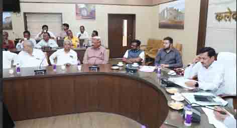 छिंदवाड़ा यशो:- कलेक्टर शीलेन्द्र सिंह की अध्यक्षता में गतदिवस कलेक्टर कार्यालय के सभाकक्ष में महाशिवरात्रि और होली पर्व की तैयारियों को लेकर शांति समिति की बैठक सम्पन्न हुई। बैठक में महाशिवरात्रि पर्व के दौरान की जाने वाली व्यवस्थाओं और होली पर्व को शांति और सौहार्दपूर्ण माहौल में मनाने के लिए चर्चा की गई।