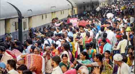  15 फरवरी की रात को दिल्ली रेल्वे स्टेशन पर कुंभ नहाने प्रयागराज जाने वाली भीड में भगदड़ मचने से 15 से अधिक लोगों की जान चली गई, इस मौत की जिम्मेदारी व जबावदेही तय नहीं हुई कि इस हादसे का जिम्मेदार कौन है? जबकि इसका जिम्मेदार रेल्वे का सिस्टम है आम तौर पर टे्रन में अधिकतम 2 से 4 बोगी जनरल होती है रेल्वे ने इसमें सीटों की संख्या तय नहीं कर रखी है कि कितने यात्री अधिकतम बैठेंगे यही स्टेशन में भीड का दबाव का कारण बनता है । 