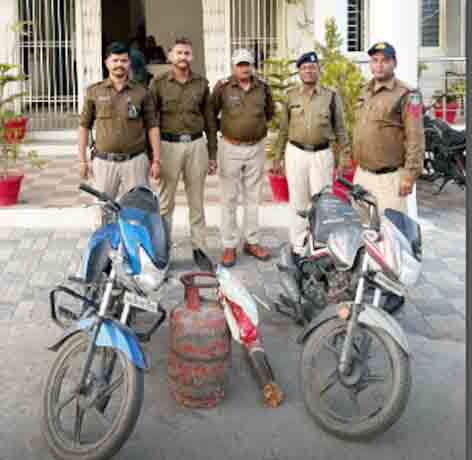 छिन्दवाड़ा यशो:- प्रार्थी जितेन्द्र पिता स्व. राजेन्द्र मिश्रा निवासी गुलाबरा ने मो.सा. क्र. एमपी 28स््र7027 कीमती 15000/- रु. चोरी होने की, दिनांक 15.02.25 को प्रार्थी राहुल पिता दशरथ विश्वकर्मा निवासी खैरी भोपाल ने मो.सा. कीमती 20000/- की चोरी होने की, दिनांक 17.02.25 को प्रार्थी मजहर पिता मकसूद पाशा निवासी ताजनगर ने बोर में लगी मोटर एवं लीड कीमती 23000/- की चोरी होने, एवं प्रार्थी पवन पिता चंपालाल बंदेवार निवासी मारई ने राशन एवं गैस सिलेन्डर कीमती 5000/- रु. की अज्ञात चोर द्वारा चोरी करने की रिपोर्ट दर्ज कराए जो थाना देहात में क्रमश: अप.क्र. 29/25 धारा 303 (2) BNS,, अप.क्र. 93/25 धारा 303(2)BNS,, अप.क्र.96/25 धारा 303(2),313,238 e bns, अप.क्र. 97/25 धारा 331(2),303(2),313 BNS का अपराध पंजीबद्ध कर विवेचना में लिया गया है जिले में बढ रही चोरी की बारदातों को देखते गश्त के दौरान चार विधिविरुद्ध बालकों को रंगे हाथ पकडा गया 