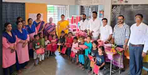 सौंसर यशो:- ग्राम पंचायत बोरगांव आंगनवाड़ी केंद्र में बच्चों को ड्रेस वितरण किया गया। रविप्रकाश सिंह,ज्ञानेश्वर परिहार, एवं पटवारी महोदय सरियाम जी के सौजन्य से आंगनबाड़ी के बच्चों को ड्रेस प्रदान कि गई ।