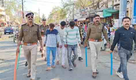 छिंदवाड़ा यशो:- शहर में अशांति फैलाने वाले गुंडा तत्वों के विरूद्ध पुलिस ने अलग अलग स्थानों से पकड़कर प्रतिबंधात्मक कार्यवाही की । पुलिस से प्राप्त जानकारी के अनुसार अंकित उफऱ् बूटा पिता संजय सिंह चौहान उम्र 25 साल निवासी गली न 05 गुलाबरा छिंदवाड़ा जो की थाना कोतवाली क्षेत्र का गुंडा बदमाश हैँ जिसके विरुद्ध मारपीट, हत्या, के कुल 15अपराध दर्ज हैँ ।