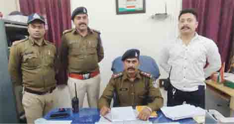 छिन्दवाड़ा यशो:- कोतवाली पुलिस की कार्रवाई 16.12.2024 को प्रार्थी राजेन्द्र पिता स्व. मन्ना सिंह राजपूत उम्र 68 वर्ष निवासी गली नं. 07 जैन मंदिर के पास गुलाबरा थाना कोतवाली जिला छिन्दवाडा ने थाना आकर रिपोर्ट दर्ज कराया कि वह एक दिन पहले परिवार सहित पैतृक गांव चांदामेटा गया था। दिनांक 16.12.2024 को सूचना मिलने पर घर आकर देखा तो घर मे लगा ताला टूटा हुआ था एवं घर के नीचे दुकान का भी ताला टूटा था अ आलमारी मे रखे लाखो रुपये के सोने के जेवर,और नगदी रुपये किसी अज्ञात व्यक्ति के द्वारा चोरी कर ले गये है।