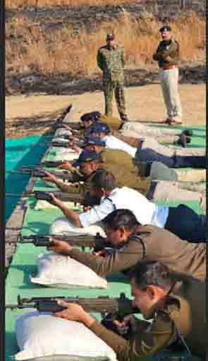 छिंदवाड़ा यशो:- जिला पुलिस बल, छिंदवाड़ा द्वारा चांदमारी प्रशिक्षण का आयोजन किया गया, जिसमें पुलिस जवानों को वेपन चलाने और अश्रु गैस संचालन की सिखलाई दी गई। इस अवसर पर पुलिस अधीक्षक अजय पांडे की उपस्थिति में जवानों ने निशाना साधने का अभ्यास किया। इसके अलावा, अश्रु गैस गन और वज्र वाहन के माध्यम से अश्रु गैस चलाने का प्रशिक्षण भी दिया गया, जिससे पुलिस बल को भीड़ नियंत्रण और कानून व्यवस्था बनाए रखने की रणनीतियों में दक्ष बनाया जा सके।