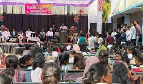 छिन्दवाड़ा यशो:- देश के प्रधानमंत्री नरेन्द्र मोदी व प्रदेश के मुख्यमंत्री डॉ मोहन यादव के नेतृत्व में शिक्षा के क्षेत्र में परिवर्तन लाने का काम जारी है ।अब शिक्षा के साथ व्यावसायिक शिक्षा भी दी जाती है।जिससे विद्यार्थी का संपूर्ण विकास हो सके और रोजगार के साधन भी बन सके । कहा बेसिक शिक्षा में तकनीकी शिक्षा को शामिल करने से रोजगार के साधन बढ रहे है।