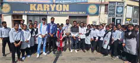 छिन्दवाड़ा यशो:- जिले के चहुंमुखी विकास के साथ ही युवाओं के लिए गुणवत्ता वाले शिक्षण संस्थान की स्थापना करने वाले प्रदेश के पूर्व मुख्यमंत्री माननीय कमलनाथ जी एवं जिले के पूर्व सांसद माननीय नकुलनाथ की सार्थक सोच को युवाओं तक पहुंचाया जा रहा। जिले में उच्च व तकनीकी शिक्षण संस्थान की स्थापना के पीछे नेताद्वय का सम्पूर्ण योगदान रहा है। उक्त उदगार आज जिला एनएसयूआई अध्यक्ष अजय सिंह ठाकुर के द्वारा सदस्यता अभियान के दौरान कॉलेज के छात्र-छात्राओं के बीच व्यक्त किए ।