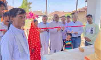 छिंदवाड़ा यशो:- (सौसर) विधानसभा क्षेत्र अंतर्गत स्थित ग्राम पंढरी में क्षेत्र के लोकप्रिय विधायक विजय चौर द्वारा विधायक निधि से प्रदत्त लागत राशि 1 लाख रुपए से निर्मित शिवाजी महाराज स्मारक,शिव मंदिर पहाड़ी पर लागत राशि 50 हजार रूपए से निर्मित टीन शेड निर्माण कार्य एवं पूर्व सांसद नकुल नाथ द्वारा सांसद निधि से प्रदत्त लागत राशि 2 लाख रुपए से निर्मित माता मंदिर के पास सामुदायिक भवन निर्माण कार्य का लोकार्पण किया तथा श्रीमती रेनू डॉ.शिव सालोटकर की जनपद निधि से पेयजल टंकी निर्माण कार्य हेतु लागत राशि 1 लाख 10 हजार रुपए एवं महिलाओं हेतु शौचालय निर्माण कार्य लागत राशि 1 लाख 10 हज़ार रुपए तथा लागत राशि 1 लाख 40 हजार रुपए से निर्माण होने वाले मोक्षधाम के बाउंड्री वॉल हेतु विधिवत पूजन-अर्चन कर भूमि पूजन किया