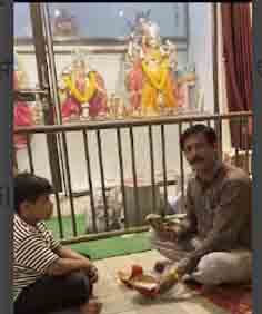 छिंदवाड़ा यशो:- श्री बड़ी माता मंदिर नवनिर्माण कार्य चल रहा है। जिसकी लागत कुछ लगभग 15 करोड़ रुपए के आस पास जा रही हैं। इस मंदिर नवनिर्माण में माता के भक्तगण अपने सामर्थ्य अनुसार हर छोटा बड़ा सहयोग दे कर पुण्य के भागी बन रहे हैं। इसी तारतम्य में विगत खिरकापुरा निवासी पिता राजकुमार सोनी के 9 वर्षीय पुत्र अवनीश सोनी ने अपने गुल्लक में जमा राशि अपने जन्मदिन के अवसर में माताजी के नवनिर्माण में भेंट किए।