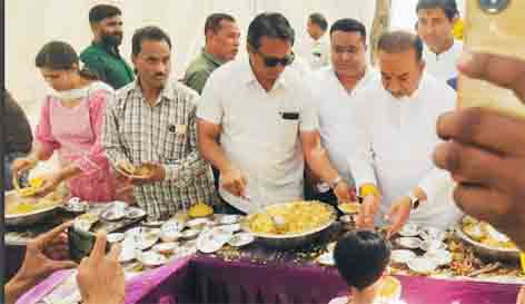 छिन्दवाड़ा यशो:- भाजपा के शुभंकर जिलाध्यक्ष शेषराव यादव द्वारा महाशिवरात्रि पर्व के अवसर पर पातालेश्वर महादेव मंदिर एवं मोक्षधाम स्थित श्री महाकाल मंदिर में दर्शन कर पूजा अर्चना की गई। भाजपा जिलाध्यक्ष शेषराव यादव द्वारा पूजन उपरान्त शहर में आयोजित विभिन्न भंडारों में शिव भक्तों को सेवा देते हुए भक्तों को महाशिवरात्रि पर्व की शुभकामनाएं दी गई।